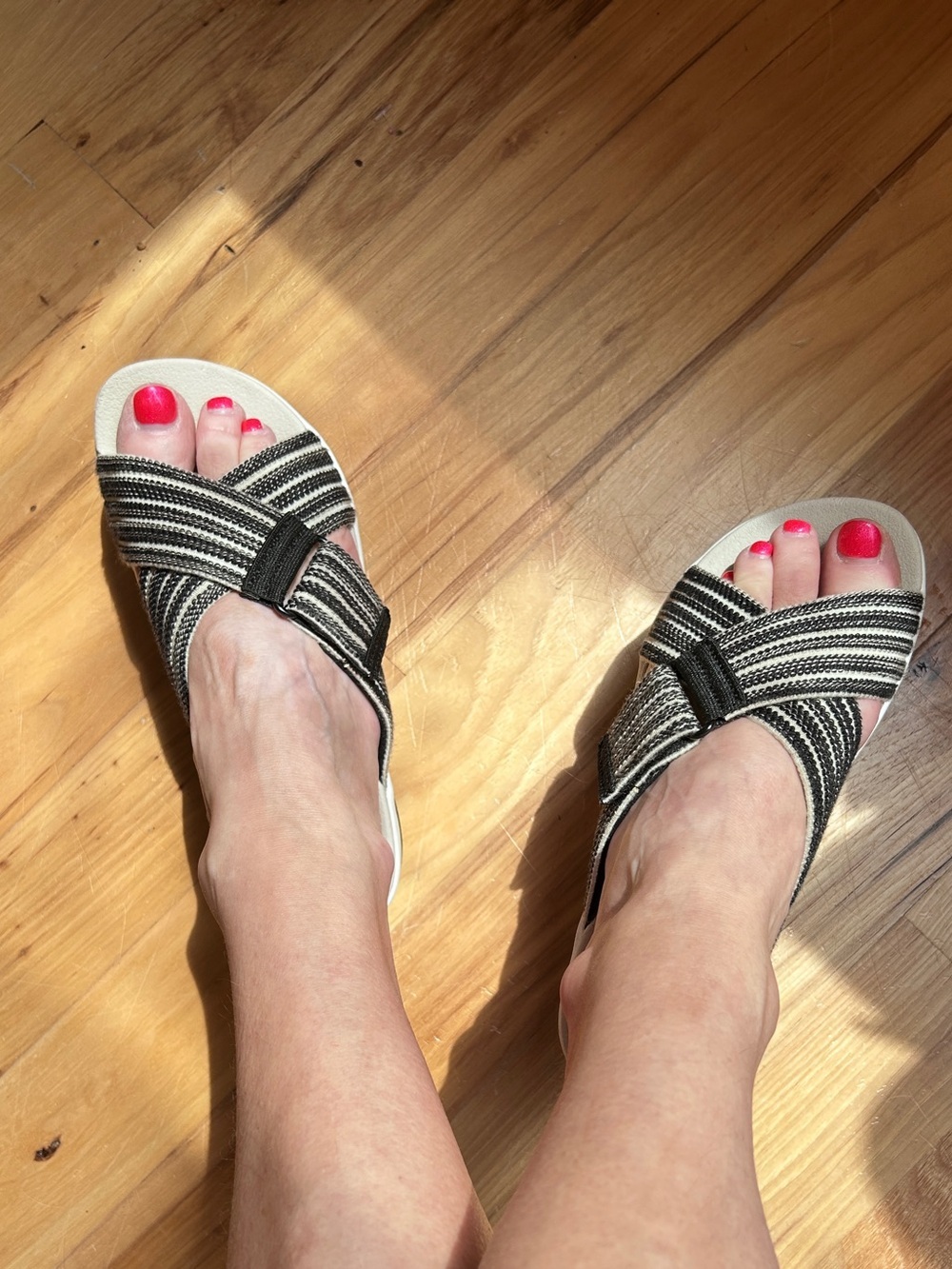 Clarks Cloudsteppers Black and White Crisscross Slide Sandals - Picture 4 of 4